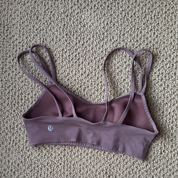 Lululemon like a cloud bra SIZE 4 - Picture 2 of 3